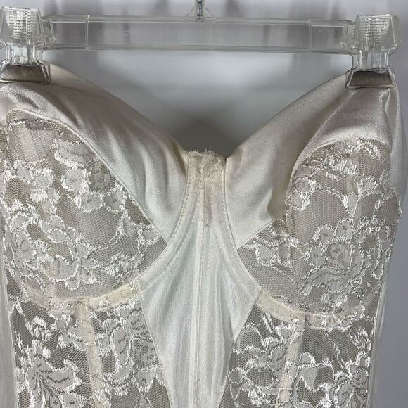 Carnival Style 437 Full Figure Tuxedo Torsolette Bra (White 40DD) there are no s - Picture 6 of 14